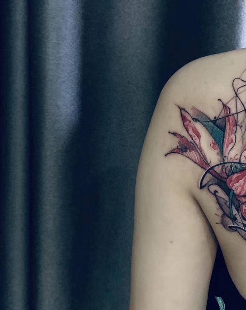 女生后背水彩纹身图片_肩部背部水彩水墨纹身图案