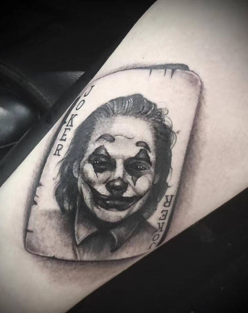 小丑纹身图片_手臂手部纹身图案