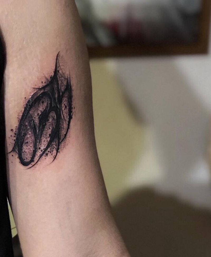 暗黑花体数字纹身图片_手部手臂点刺花体字原创纹身图案