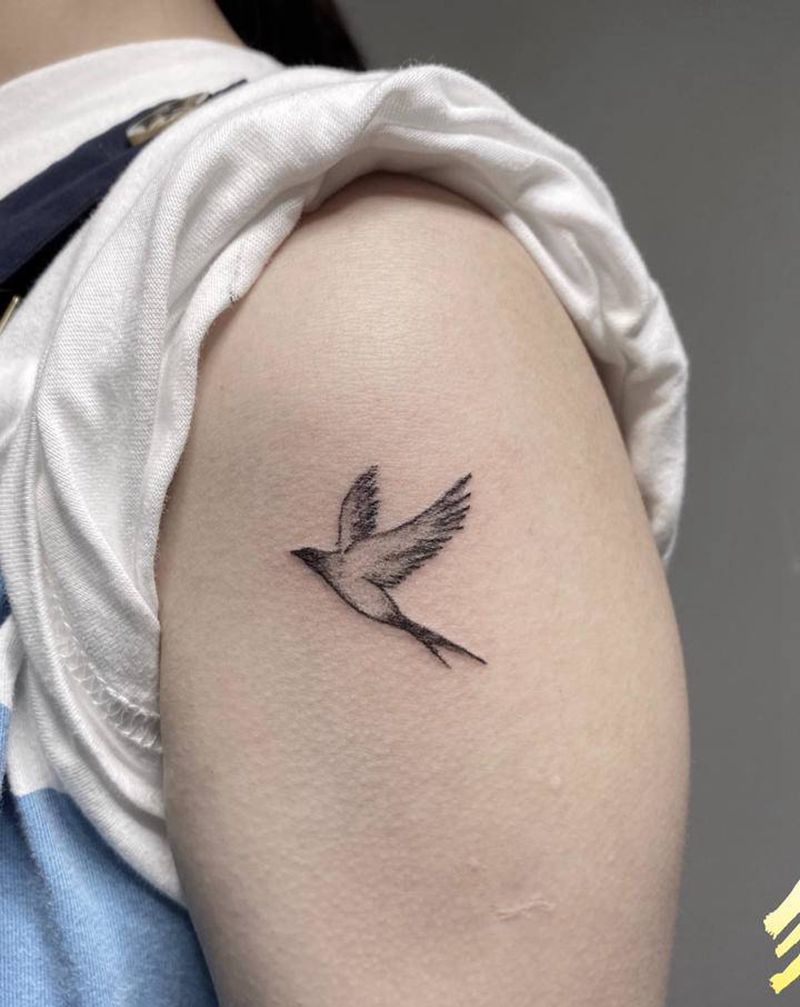 飞燕纹身图片_手臂肩部点刺欧美写实纹身图案