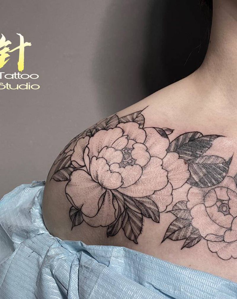 素花纹身图片_肩部胸部欧美写实点刺纹身图案