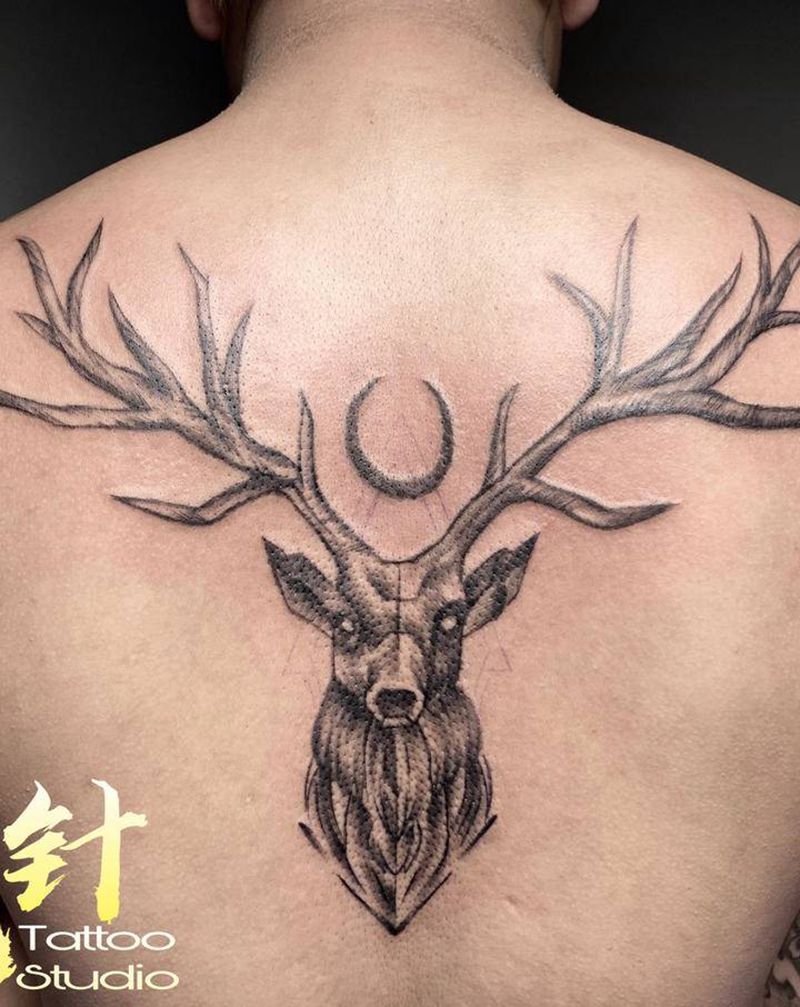 转运鹿纹身图片_胸部背部欧美写实点刺纹身图案