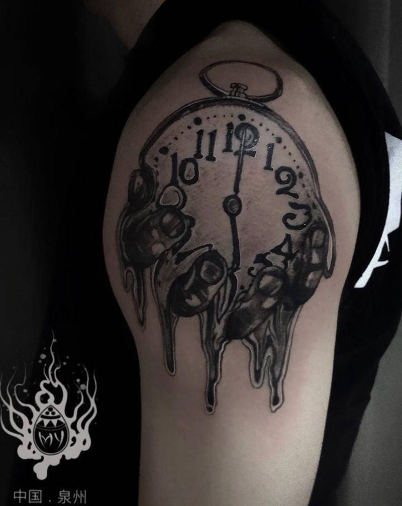 流逝的时间纹身图片_手臂肩部时钟纹身图案