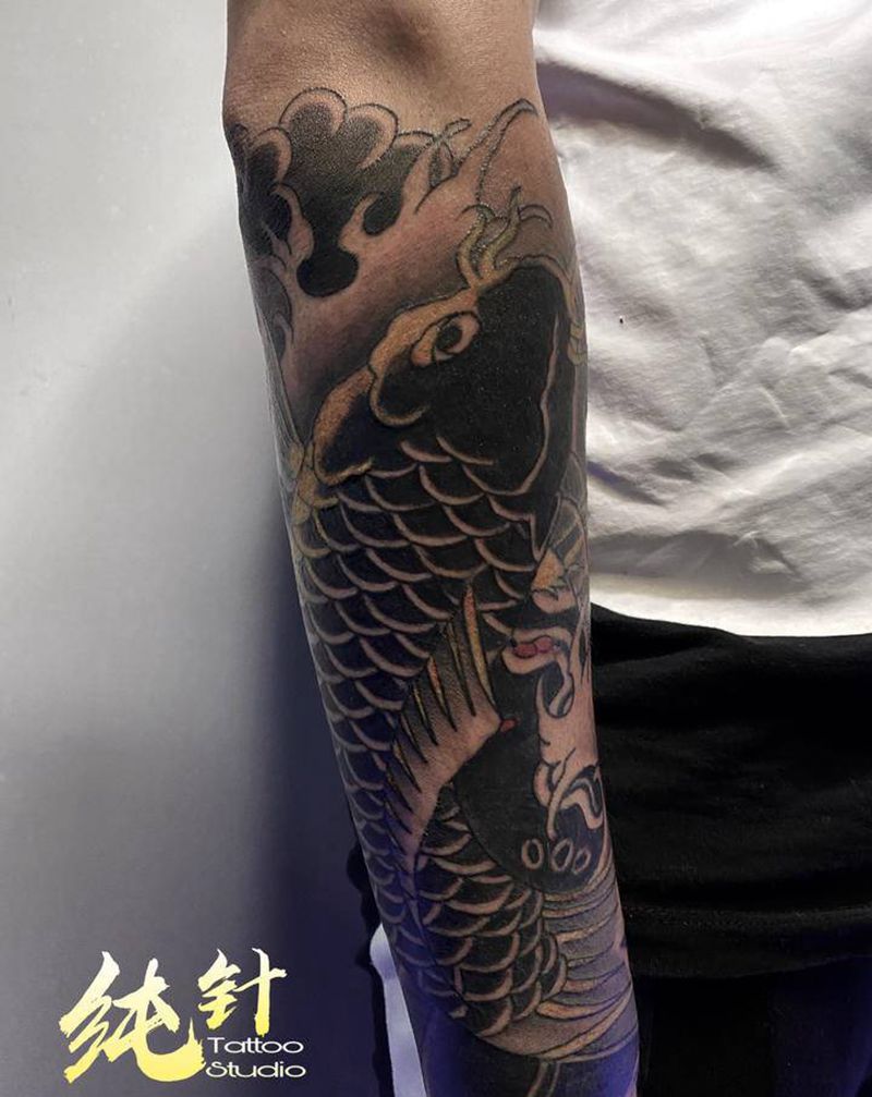 鲤鱼纹身图片_手臂老传统新传统纹身图案