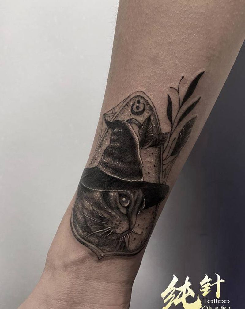 巫师猫纹身图片_手臂手部欧美写实点刺纹身图案
