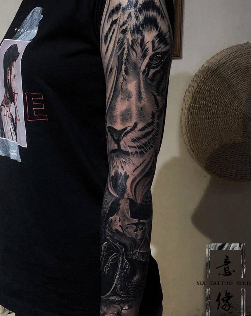 拼接生肖花臂纹身图片_手部手臂水墨点刺蛇花臂纹身图案