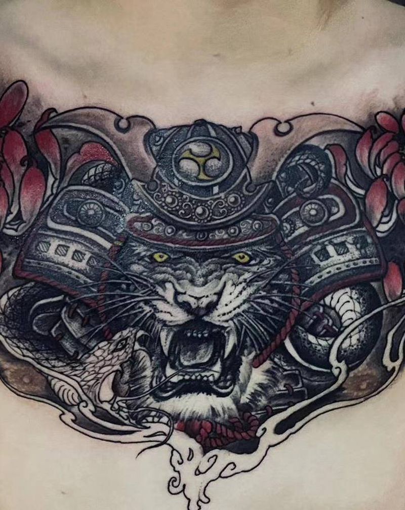 花胸纹身图片_胸部纹身图案