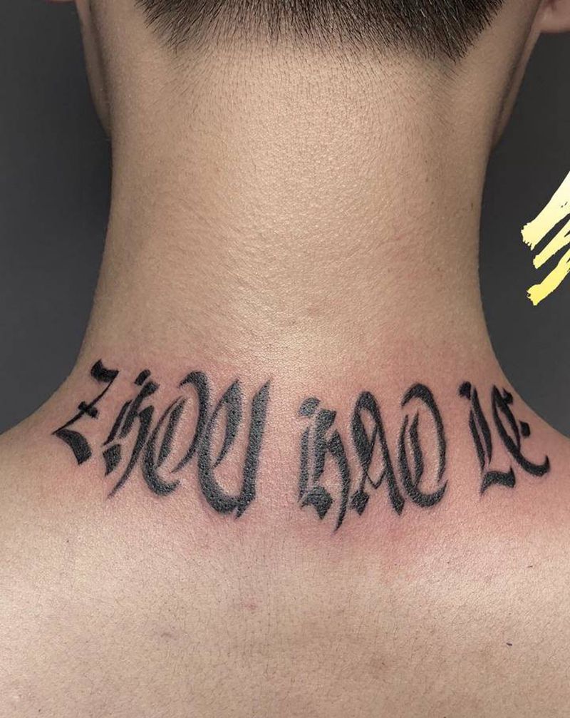 脖子哥特字纹身图片_颈部花体字纹身图案