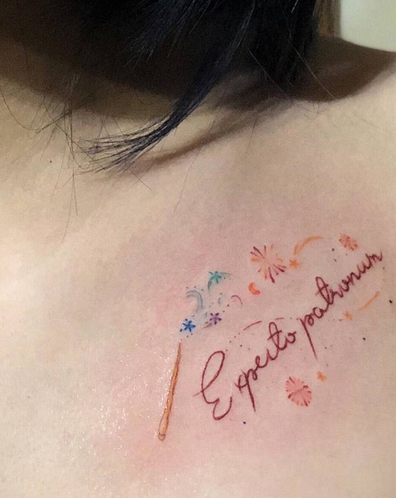 呼神护卫咒纹身图片_肩部胸部花体字水彩哈利波特纹身图案