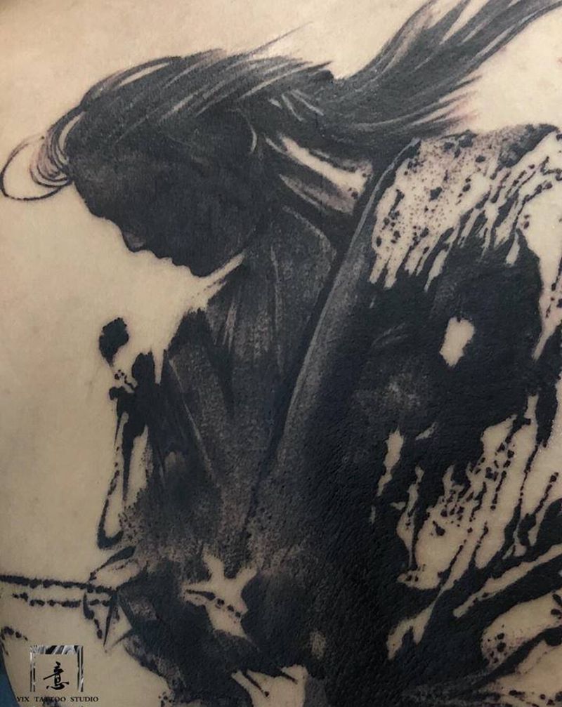 武侠纹身图片_背部腰部水墨点刺侠客纹身图案