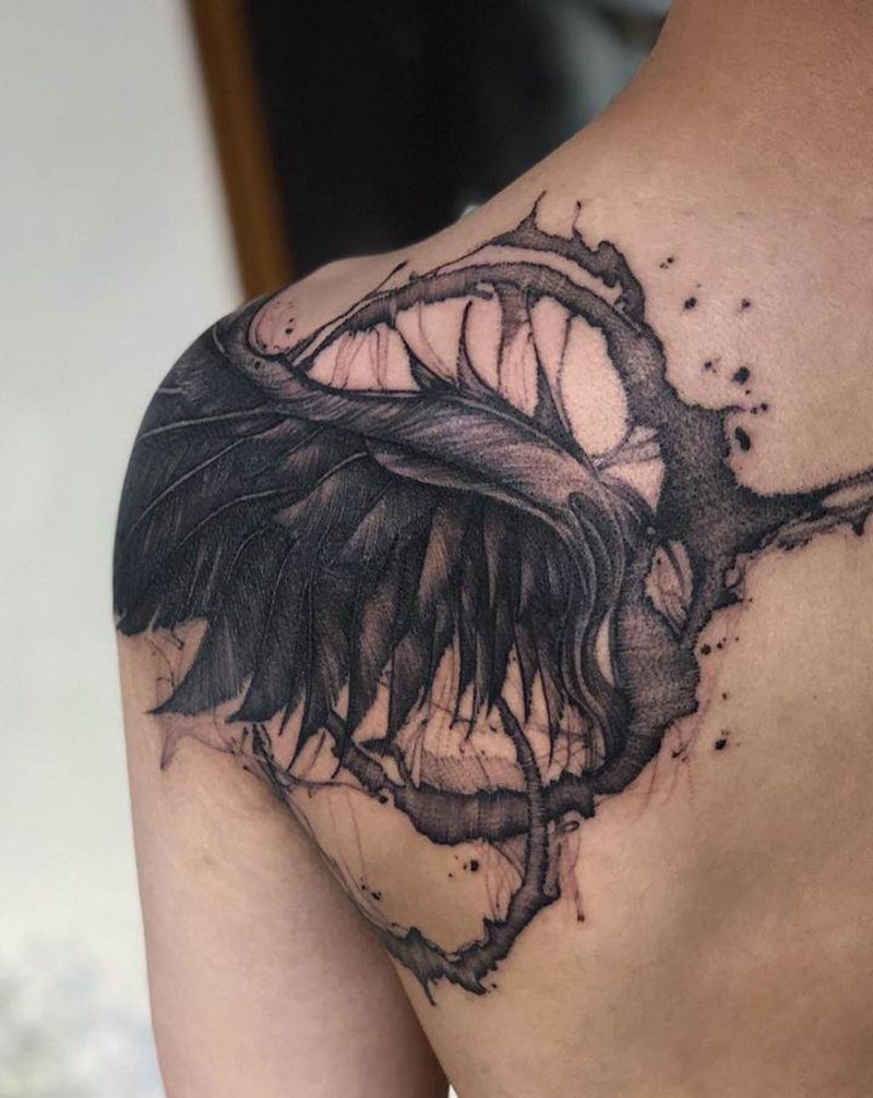 翅膀遮盖旧图纹身图片_手部背部点刺水墨暗黑纹身图案