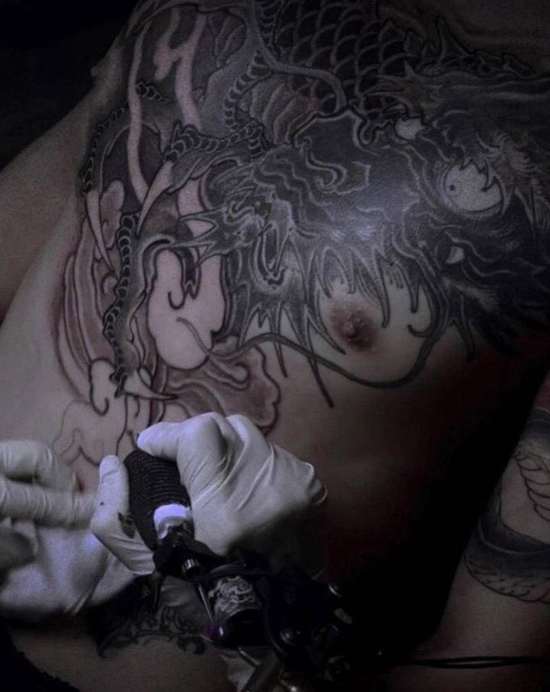 连续两天纹身图片_胸部老传统龙花胸纹身图案