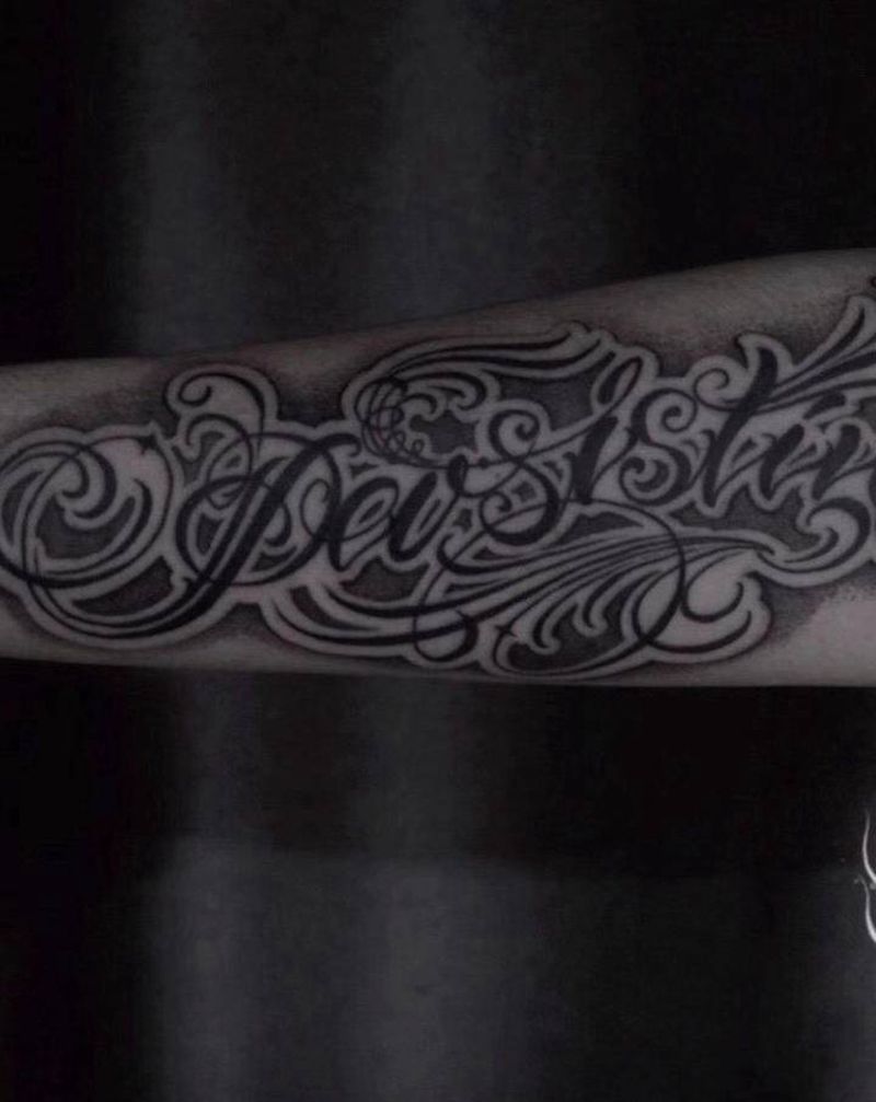 Persist in纹身图片_手臂手部花体字纹身图案