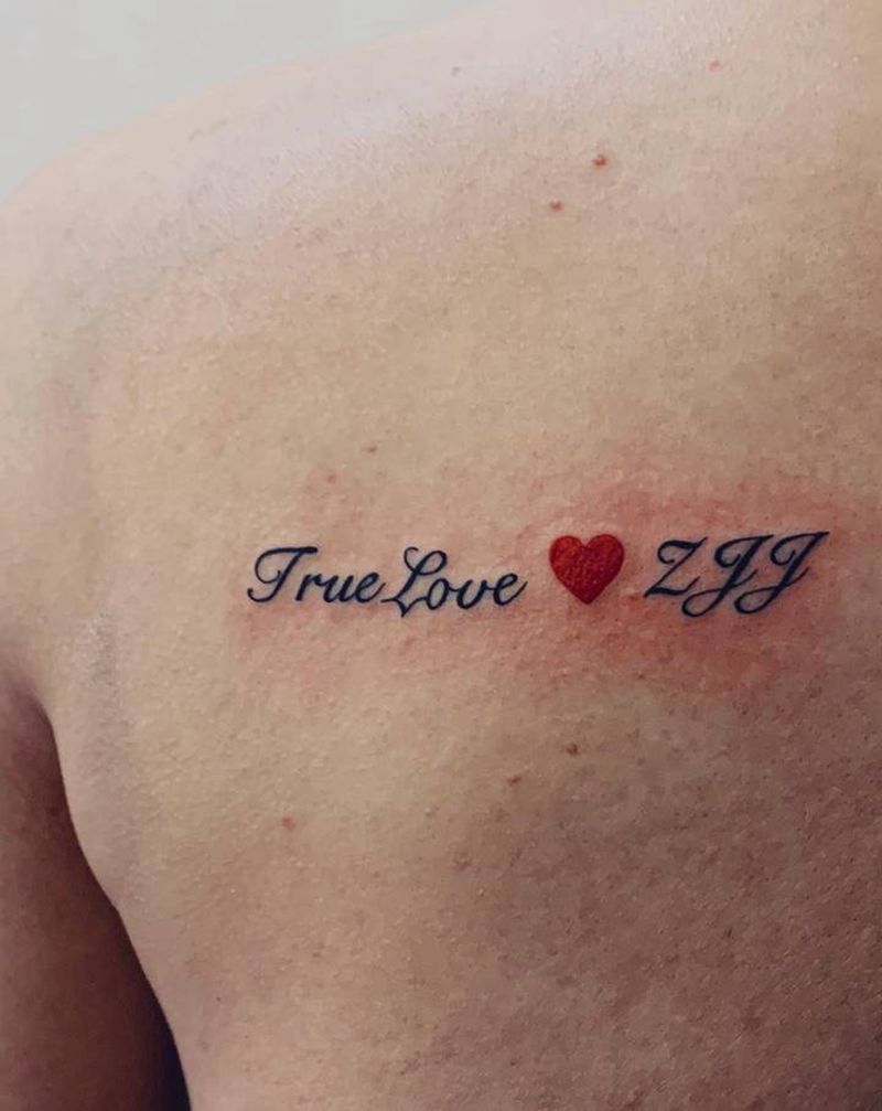 「小英文」纹身图片_背部纹身图案