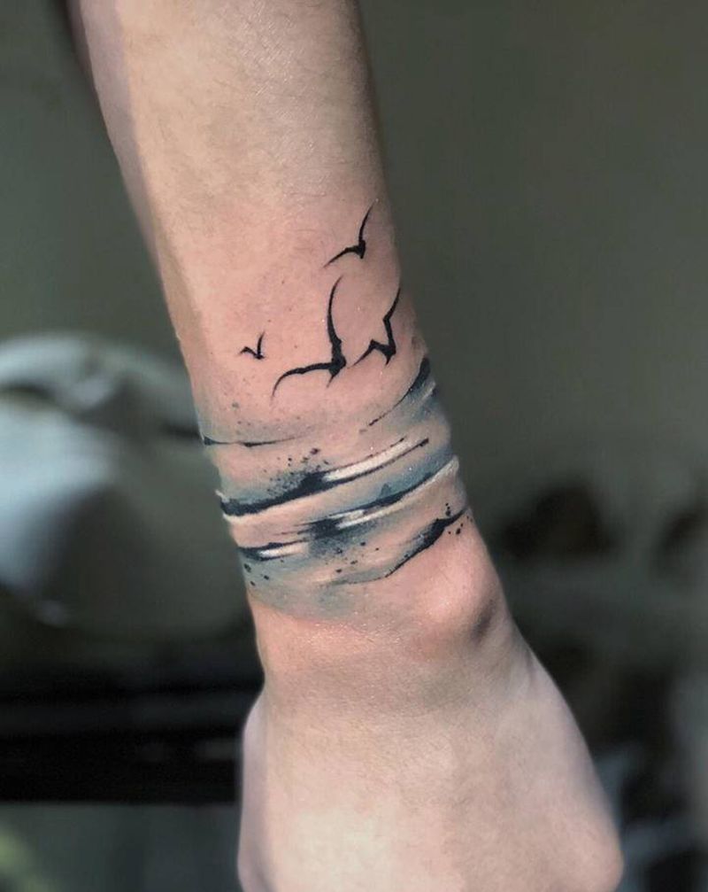 水墨臂环纹身图片_手部手臂水墨水彩飞鸟海浪纹身图案