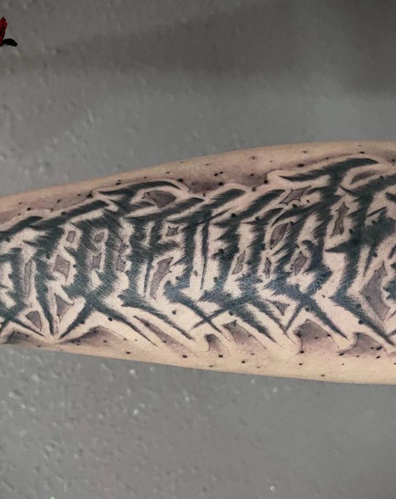 黑暗花体纹身图片_手部手臂花体字水墨纹身图案