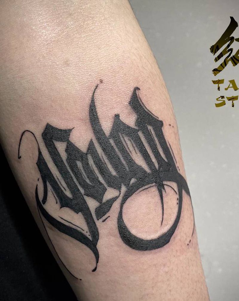 Young纹身图片_手臂肩部花体字水墨纹身图案