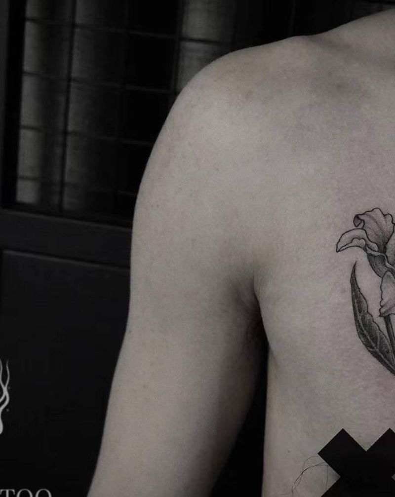 百合花纹身图片_胸部纹身图案