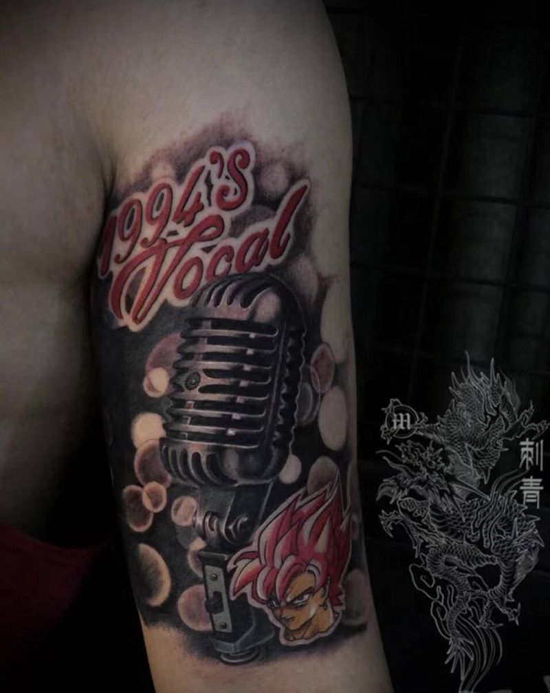 一位播音主持人的麦克风纹身图片_手臂欧美写实麦克风纹身图案