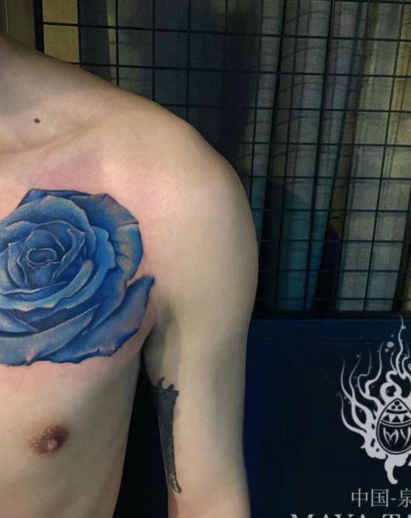 蓝色妖姬纹身图片_肩部欧美写实妖姬纹身图案