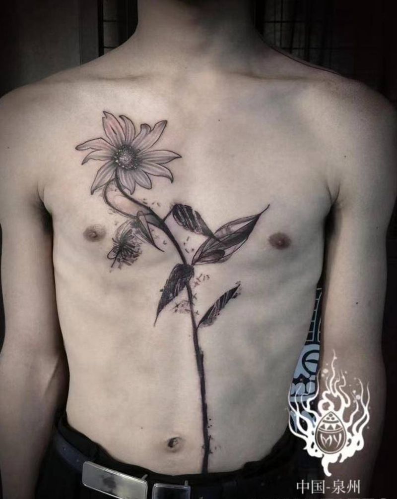 小雏菊纹身图片_胸部纹身图案