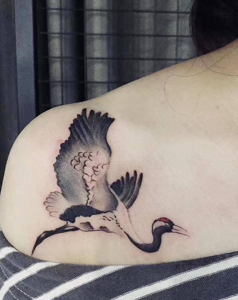 鹤纹身图片_肩部水墨鹤纹身图案