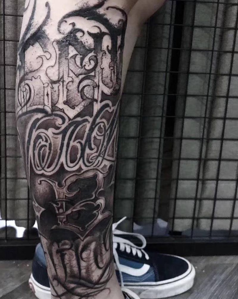 花体字包小腿纹身图片_腿部脚部花体字包小腿纹身图案