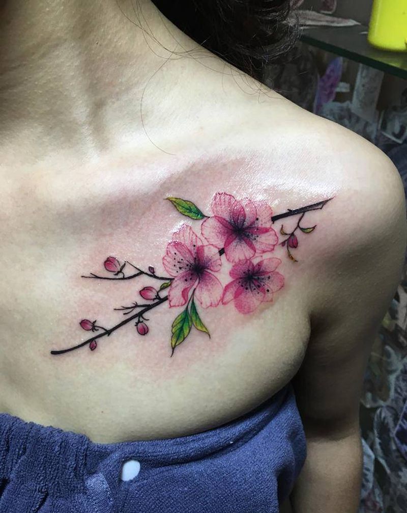 桃花纹身图片_胸部新传统水彩纹身图案