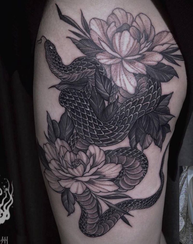 白茶花与蛇纹身图片_腿部点刺蛇白茶花纹身图案