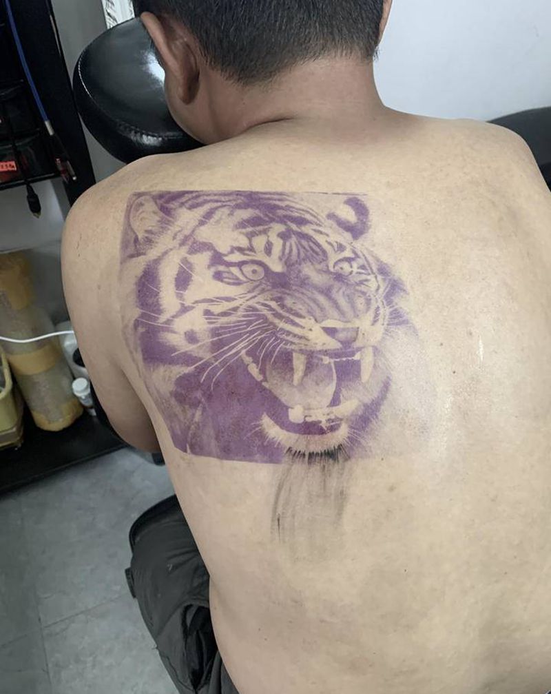 虎纹身图片_肩部背部欧美写实纹身图案