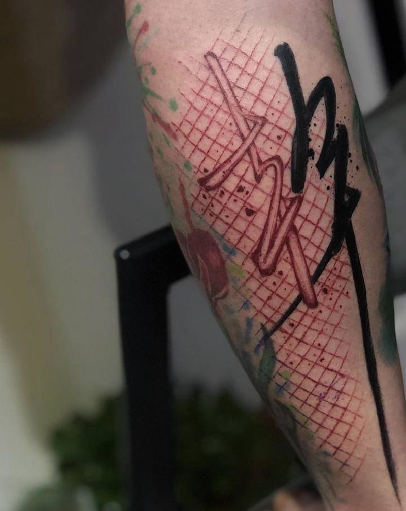 写个字纹身图片_腿部脚部水墨几何网纹身图案