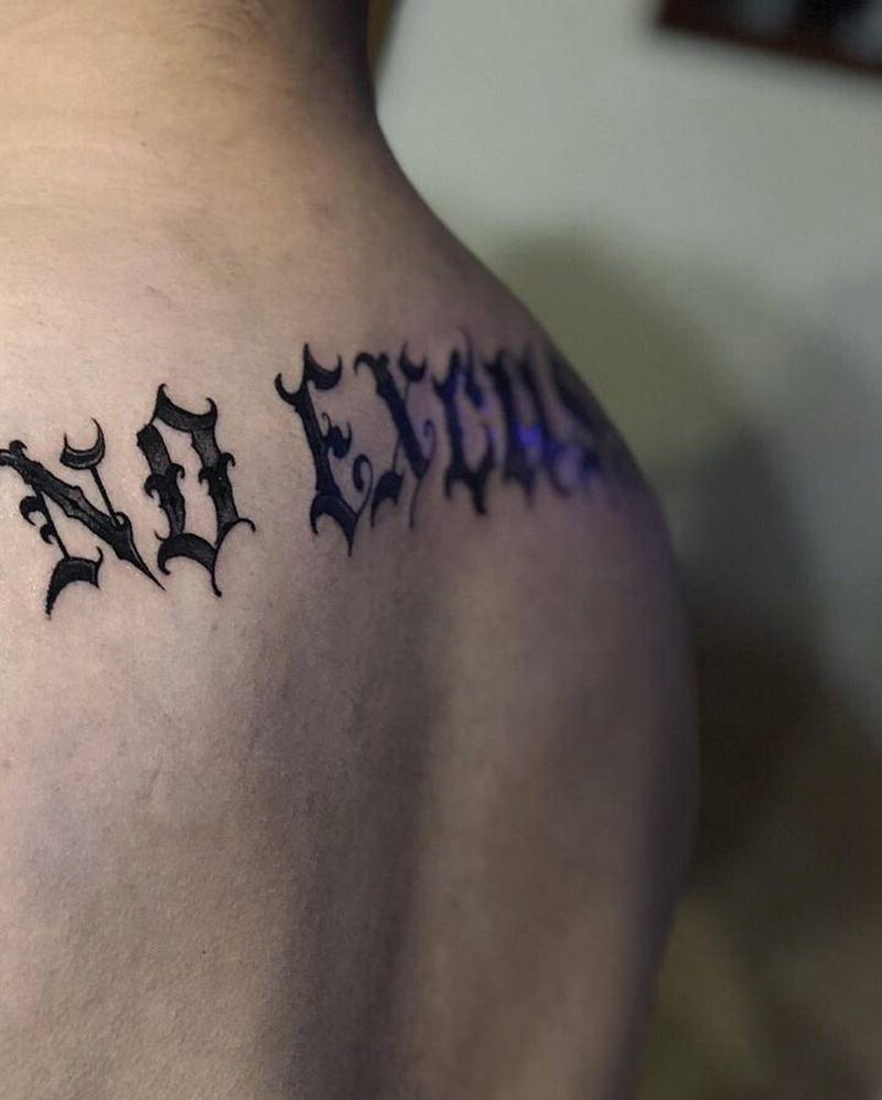 芝加哥字母纹身图片_肩部背部花体字几何纹身图案