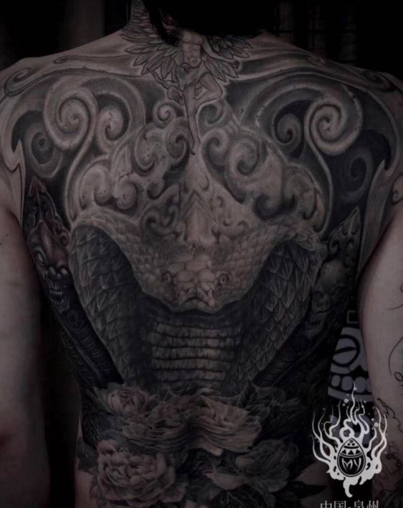 满背纹身图片_背部石雕纹身图案