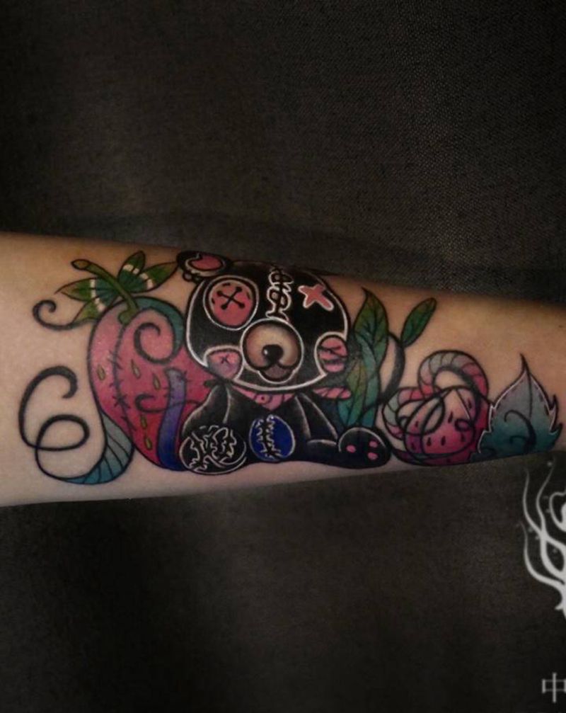 草莓熊纹身图片_手臂Old School草莓熊纹身图案