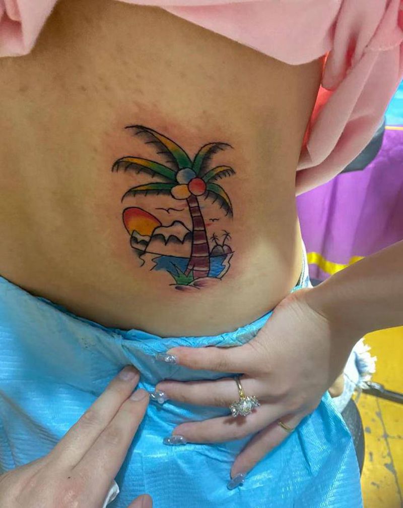 椰子书纹身图片_腰部纹身图案