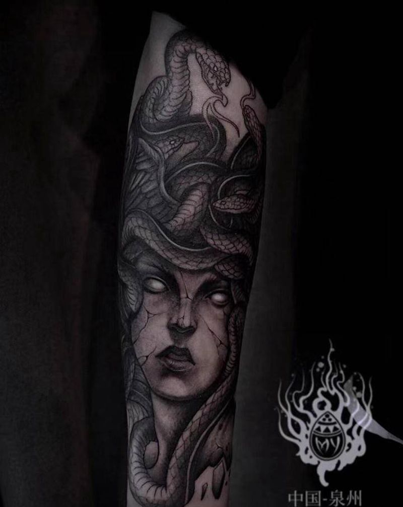 美杜莎纹身图片_手臂手部欧美写实纹身图案