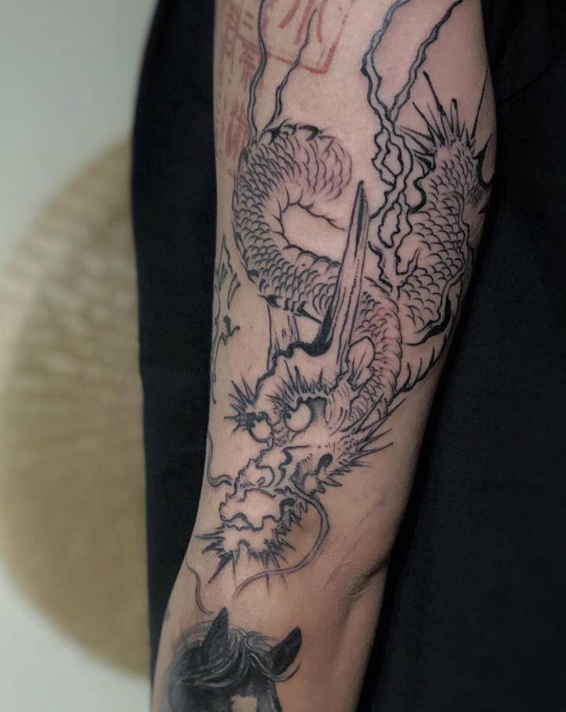 白描部分纹身图片_手部手臂水墨几何龙纹身图案