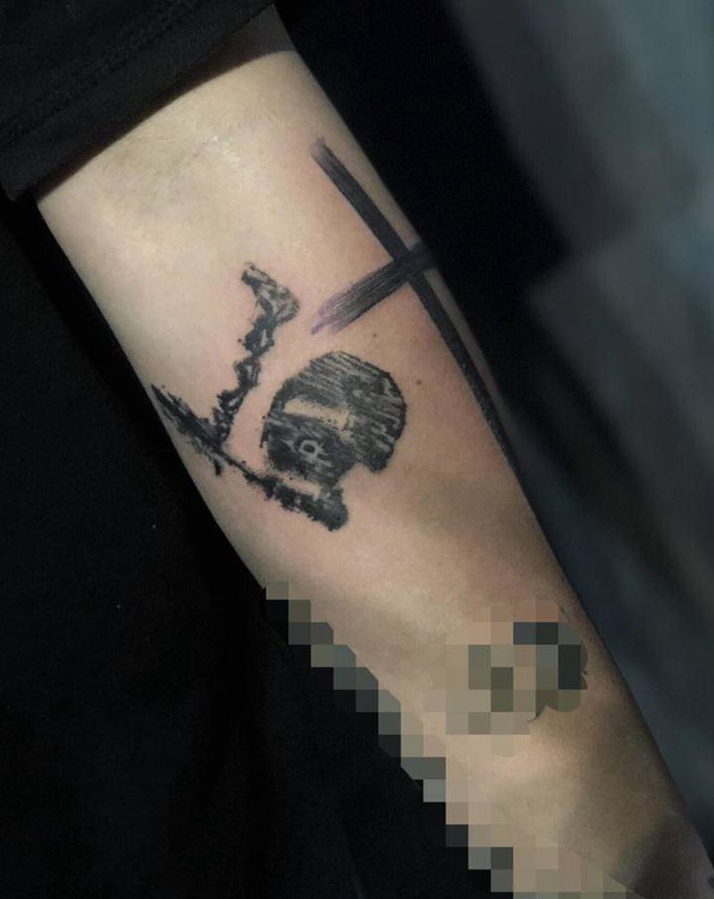暗黑斧头十字架纹身图片_手部手臂点刺几何暗黑纹身图案