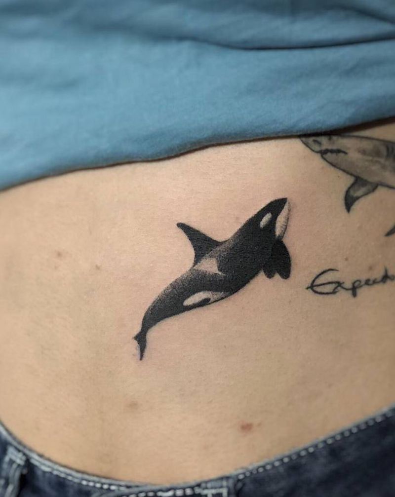 虎鲸纹身图片_腹部腰部点刺水墨鲸鱼原创纹身图案