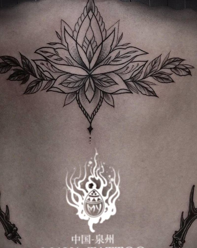 疤痕遮盖 | 梵花与鹿角纹身图片_腰部点刺几何梵花鹿角纹身图案