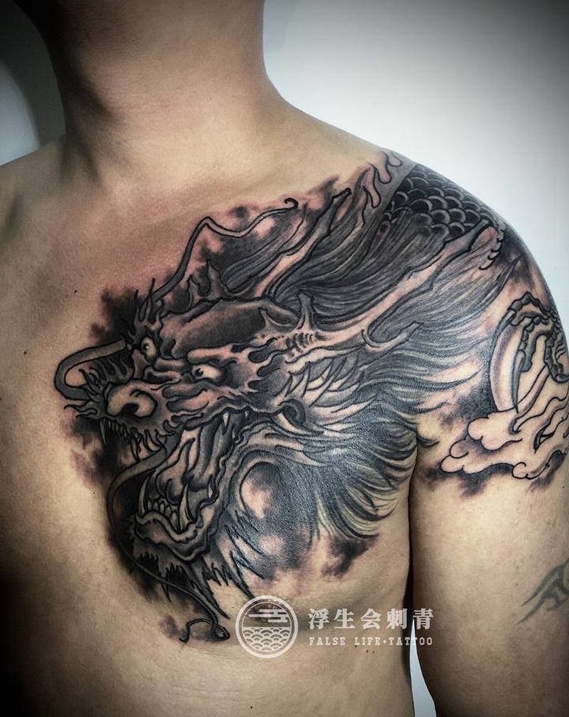 陈浩南同款过肩龙纹身图片_胸部肩部新传统老传统过肩龙纹身图案