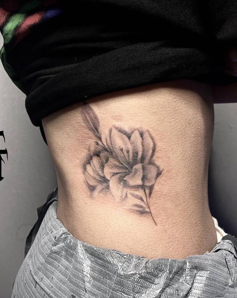 杜鹃花遮盖纹身图片_腰部水墨欧美写实纹身图案