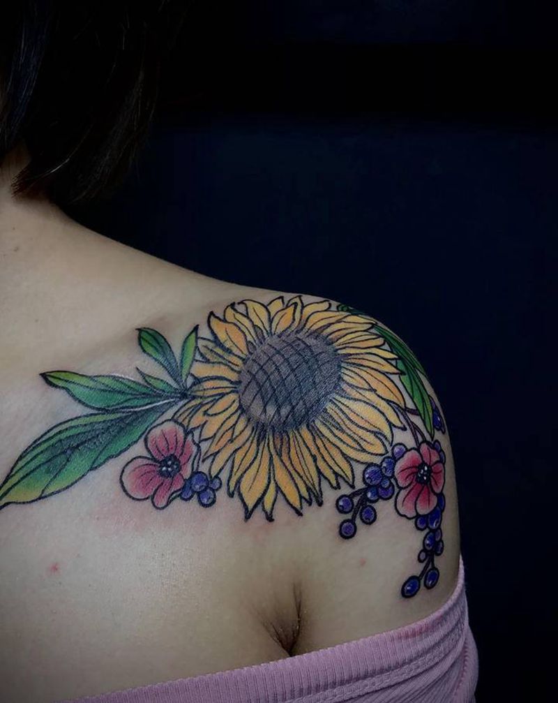 向日葵遮盖名字纹身图片_肩部向日葵纹身图案
