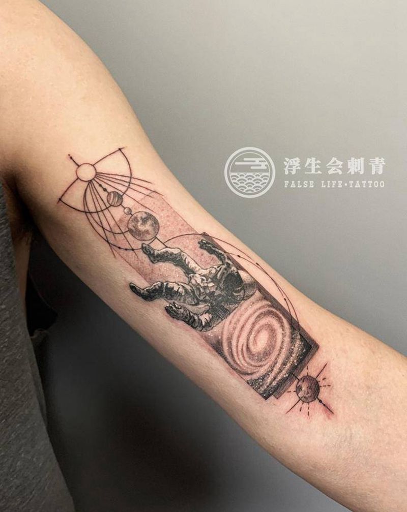太空人纹身纹身图片_手臂点刺几何纹身图案