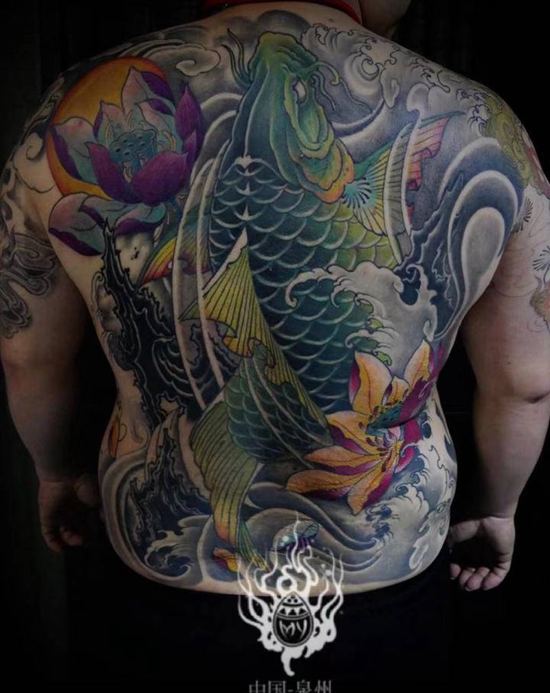 彩色满背鲤鱼纹身图片_背部老传统鲤鱼满背纹身图案
