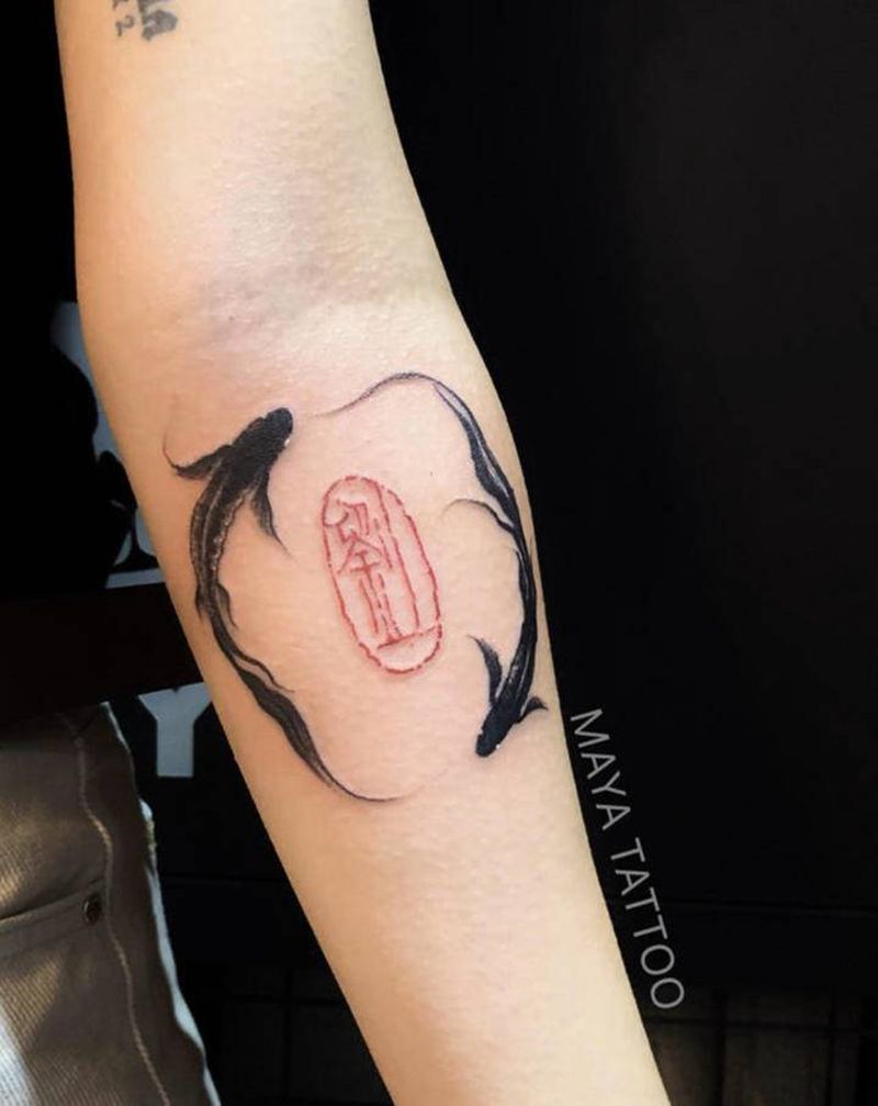 鱼加上自己的姓氏纹身图片_手部手臂纹身图案