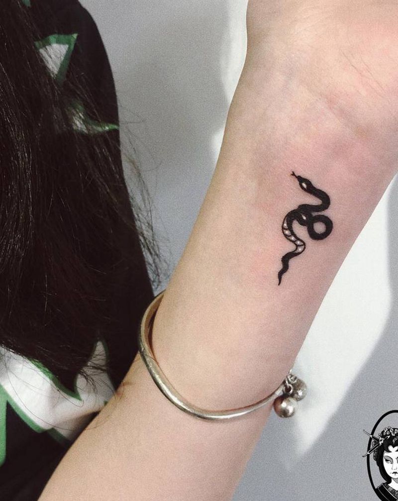 蛇纹身图片_手部手臂小清新可爱蛇纹身图案
