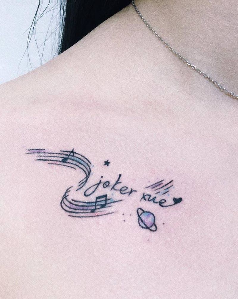 音符英文纹身图片_肩部胸部水彩英文音符小清新纹身图案