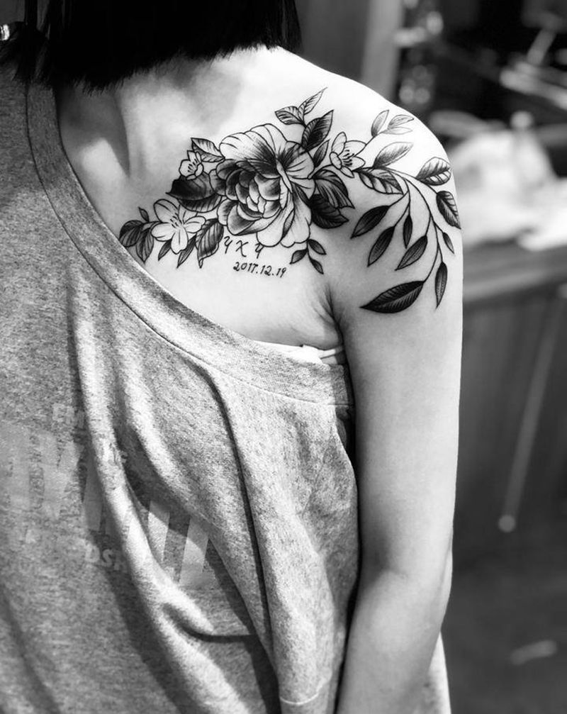 素花纹身图片_胸部肩部点刺纹身图案