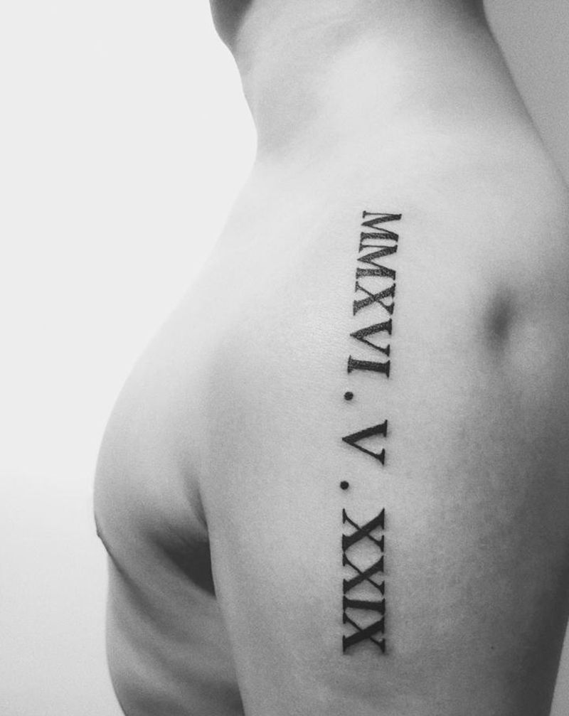 罗马日期纹身图片_肩部纹身图案